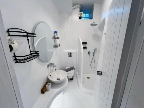 Ένα μπάνιο στο Kamara Residence & Suites