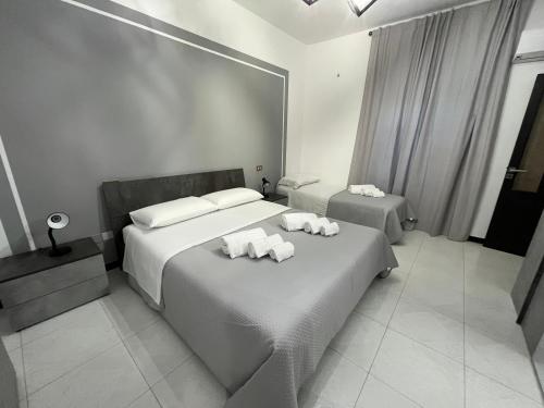a bedroom with two beds with towels on them at D'Aversa Rooms in Marineo
