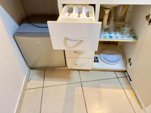 a small bathroom with a sink and a toilet at VA Apart Hotel Savassi in Divinópolis