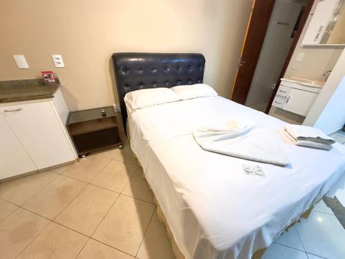 a hospital room with a bed with white sheets at VA Apart Hotel Savassi in Divinópolis