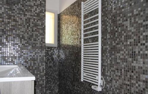 a bathroom with a sink and a shower at Stunning Home In Ampus in Ampus