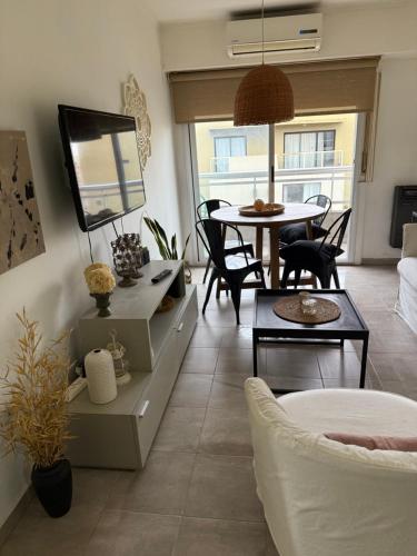 a living room with a table and a dining room at Centrico in La Plata
