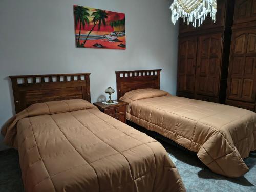 Dos camas una al lado de la otra en un dormitorio. en las palmeras,Valle Viejo,Catamarca, dpto 1er piso, en San Isidro