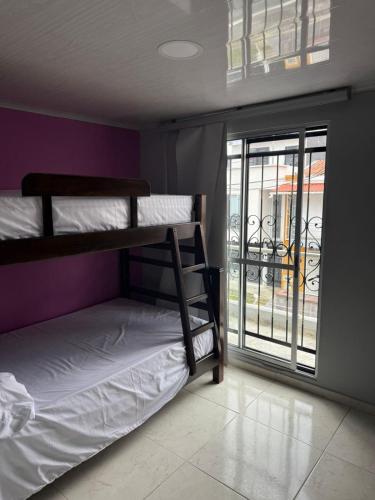 two bunk beds in a room with a balcony at Hermosa casa en Montebonito, Dosquebradas in Dosquebradas