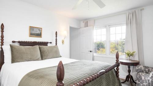 Giường trong phòng chung tại Ridge Valley by AvantStay Upscale Asheville Escape w Pool