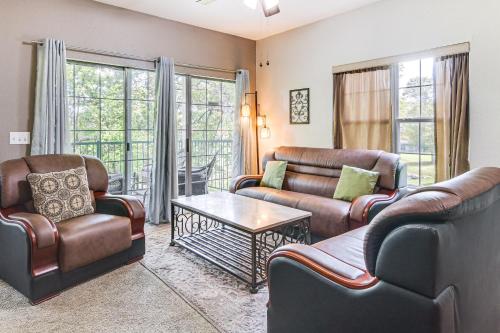 Posezení v ubytování Resort Condo with Patio, 5 Mi to Branson Landing!