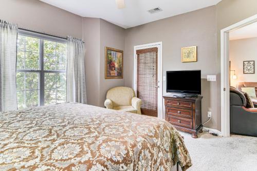 TV a/nebo společenská místnost v ubytování Resort Condo with Patio, 5 Mi to Branson Landing!
