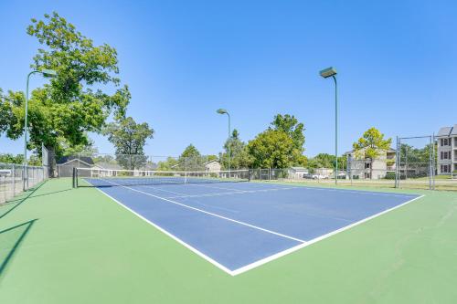 Tenis a/nebo squash v ubytování Resort Condo with Patio, 5 Mi to Branson Landing! nebo okolí