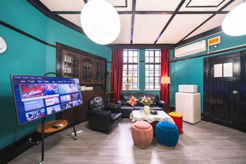 a living room with a tv and a table at 柃居 B&B - Jing'an Temple Branch in Shanghai