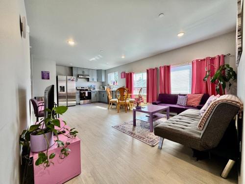 una sala de estar con un sofá y una mesa en South west, en Seattle