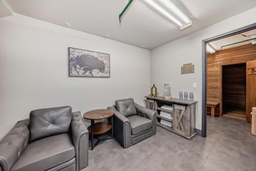 Ruang duduk di Canmore Rocky Mountain Inn
