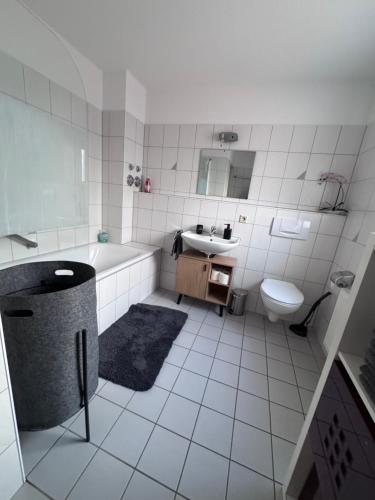 Un baño con bañera, inodoro y lavabo. en Ferienwohnung Michelle, en Rust