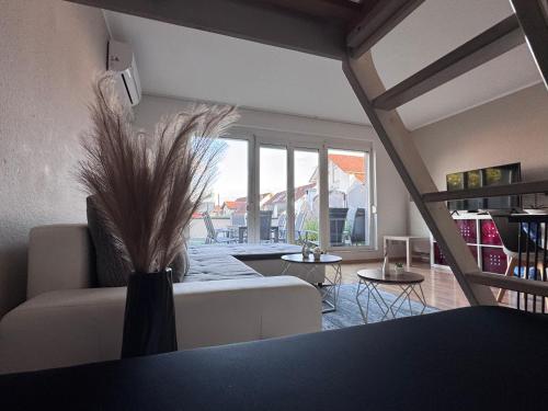 una sala de estar con un sofá y una mesa en Ferienwohnung Michelle, en Rust