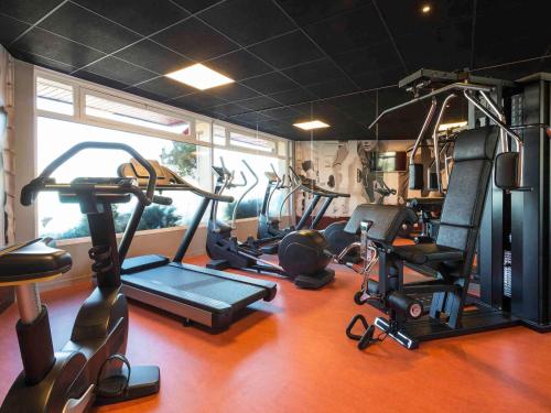 a gym with several treadmills and exercise bikes at ibis Deauville Centre in Deauville