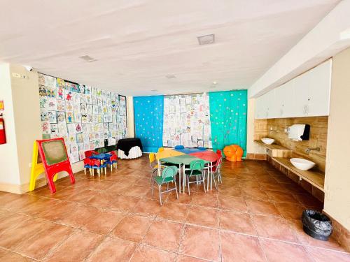 ein Esszimmer mit Tisch und Stühlen in der Unterkunft Lindo 2Qts Beira Mar - Beach Classe Muro Alto 6207 - Porto de Galinhas - By Anfitrião Legal in Porto De Galinhas