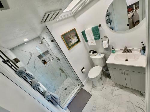 クルーイストンにあるWaterfront Condo by the Marinaのシャワー、トイレ、洗面台を備えたバスルーム