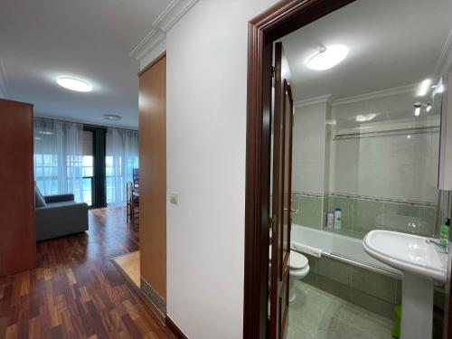 Bilik mandi di Vigo Travesia 151-6 ツ Rias Baixas Rentals