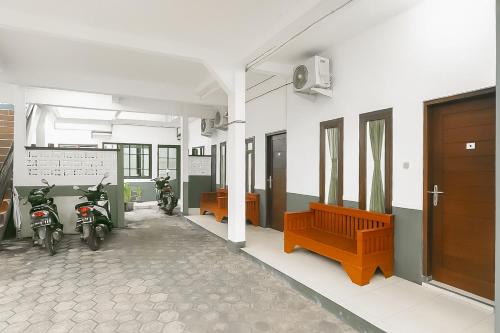 パンガンダランにあるHotel Saluyu by Inara Pangandaran Mitra RedDoorzの建物の中に2台のバイクが駐車されている部屋