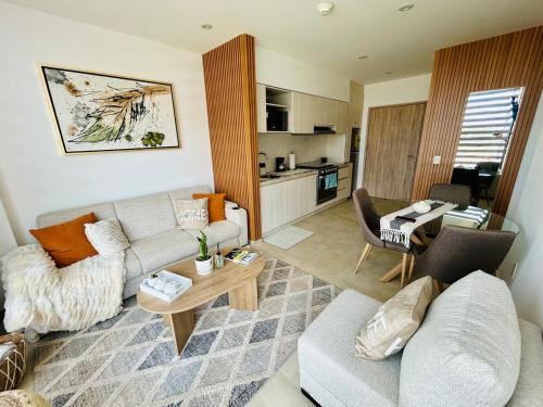 SandovalesDepa Beara 107 nuevo moderno的客厅里有一张沙发和一张桌子。