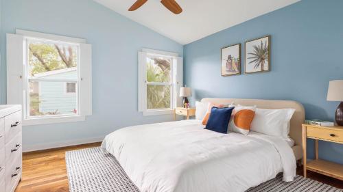 Ένα ή περισσότερα κρεβάτια σε δωμάτιο στο Haven Grove Beach Bungalow w Hot Tub Game Room Blocks from the Water