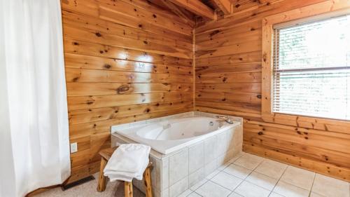 Fotografie z fotogalerie ubytování Summit View Way by AvantStay Resort Cabin w Hot Tub Pool Table Deck Views v destinaci Sevierville