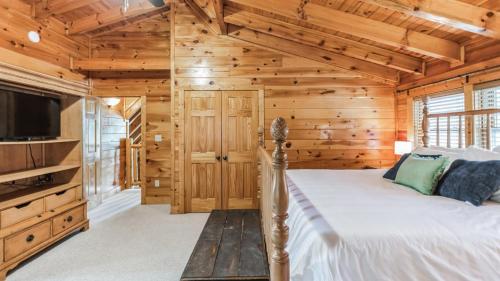 Postel nebo postele na pokoji v ubytování Summit View Way by AvantStay Resort Cabin w Hot Tub Pool Table Deck Views