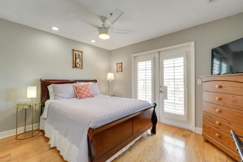 una camera da letto con un letto, una cassettiera e una TV di Coastal Sea Side Townhome - Walk to Beach! a Clearwater Beach