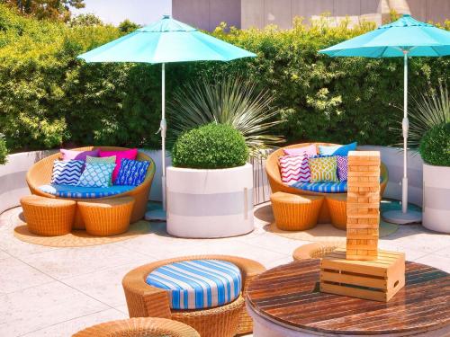 Сад в Hotel Sofitel Los Angeles at Beverly Hills