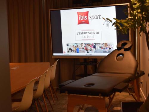 a chair sitting in front of a tv with a jobrettrettrettrettagent at ibis Nancy Centre Gare et Congres in Nancy