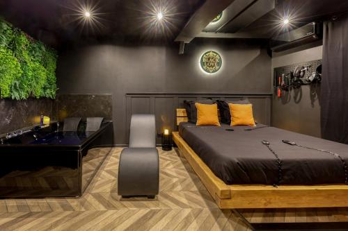 1 dormitorio con cama y lavamanos en BlackLove room, en La Ciotat