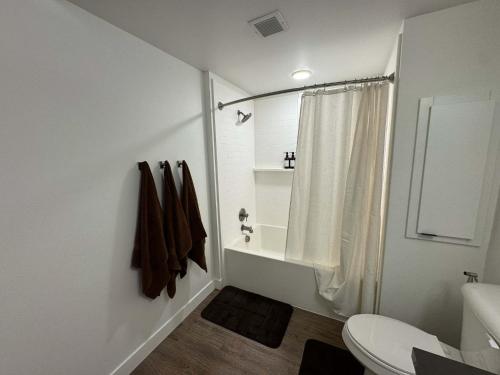 un bagno bianco con doccia e WC di Bright Home 10 Min to Disneyland Pool & GYM a Tustin