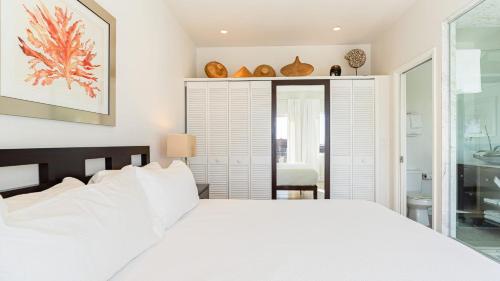 a white bedroom with a white bed and a window at The Cayucan Bungalows by AvantStay Pet-Friendly Getaway Steps from Cayucos State Beach in Cayucos