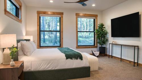 Postel nebo postele na pokoji v ubytování Spring River Retreat Waterfront Luxury w Hot Tub Game Room Near Bend