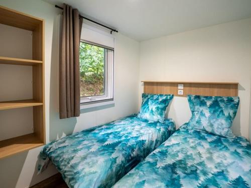 Postel nebo postele na pokoji v ubytování Mobil-home confortable 4 pers avec terrasse - API-1-52-611