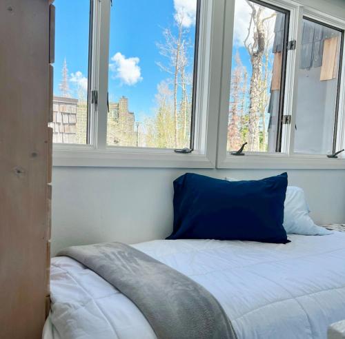 1 cama en una habitación con 2 ventanas en Eagles Roost Haven - Cozy Ski View Condo, en Brian Head