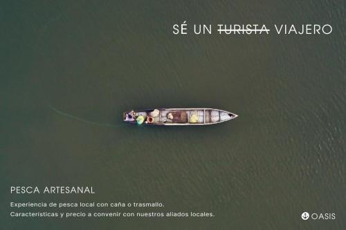a boat in the water with people on it at Glamping & Cabaña con Paddle, ducha al aire libre, Pet-friendly - Oasis junto al Lago in Calima
