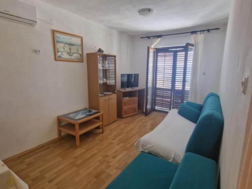 One Bedroom Apartment with Balcony and Sea View 1 Sara