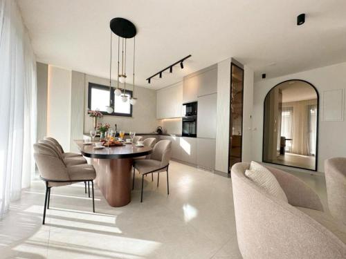 Three-Bedroom Penthouse with Infinity Pool The Skyview Penthouse - S4