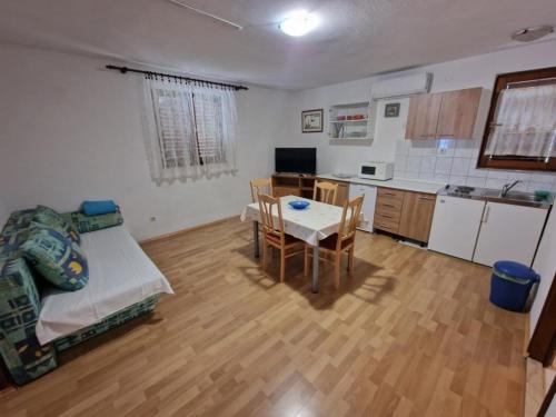 One Bedroom Apartment with Balcony and Sea View 3 Dora