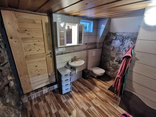 Koupelna v ubytování Visnja Gora Meadow Hideaway with Terrace - One Bedroom Cottage with Terrace
