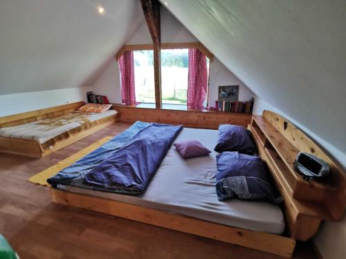 Postel nebo postele na pokoji v ubytování Visnja Gora Meadow Hideaway with Terrace - One Bedroom Cottage with Terrace