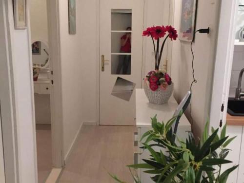 un corridoio con un vaso di fiori su un bancone di Beach House - 2m from beach - Three Bedroom House a Punta
