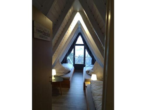 una habitación con techo con ventana y sofá en Holiday home in Rhön with 2 bedrooms, en Bischofsheim an der Rhön