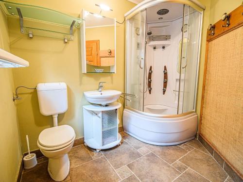 Koupelna v ubytování Hidden Authentic Haven Apartments - One Bedroom Apartment with Terrace