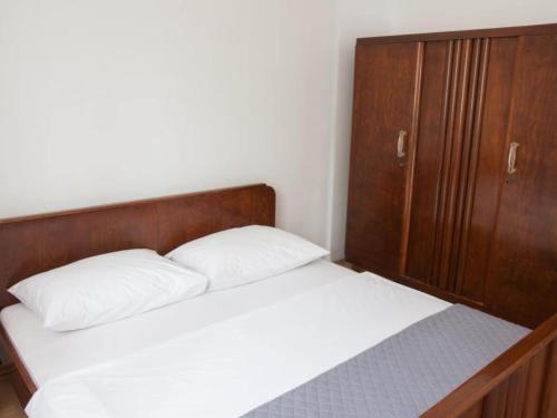 En eller flere senge i et værelse på Two-Bedroom Apartment With Sea View Ap 1