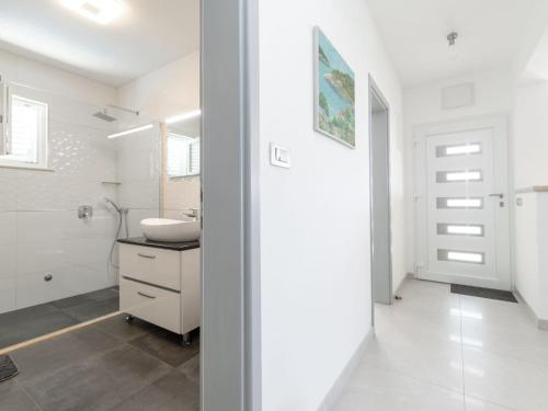 Ένα μπάνιο στο Modern Villa with Pool