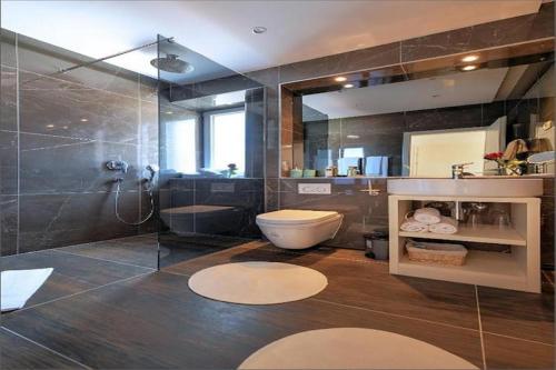 Via Porto Rooms - Deluxe Room with King Size Bed