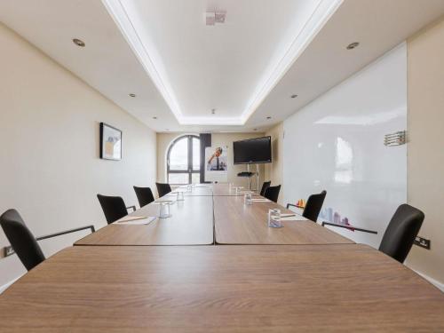 a large conference room with a long table and chairs at Novotel Southampton in Southampton