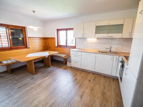 Serene Hollow Holiday Home with Mountain View - Two Bedroom Holiday Home with Mountain View