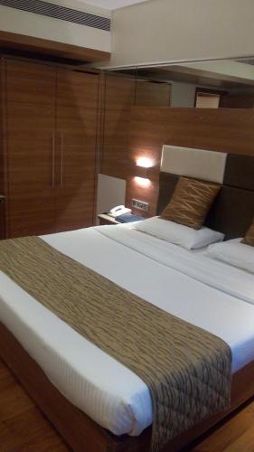 Katil atau katil-katil dalam bilik di The Royal Orchid Hotel, Chembur